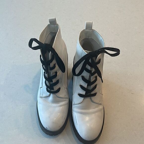 Forever 21 women’s boots size 7, white wedge black ties fun for everyone. - Picture 2 of 8